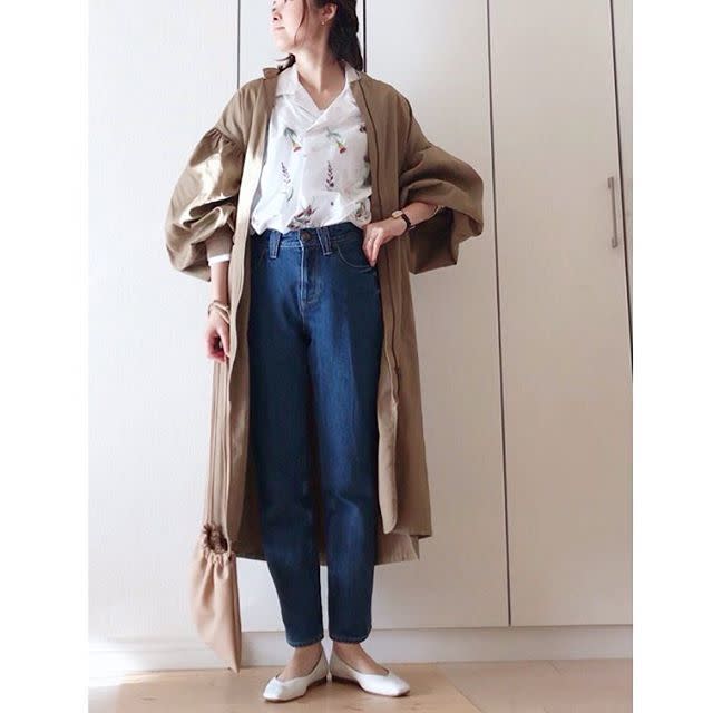 デニムパンツに合わせて大人っぽく