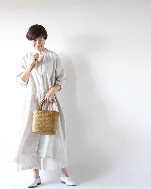 ベージュ カゴバッグ X ベージュ ロング ワンピース リネン X Fog Linen Work フォグリネンワーク ホワイト ペチパンツ X Que キュー ホワイト フラットシューズのコーディネート Que キュー Cbk カブキ