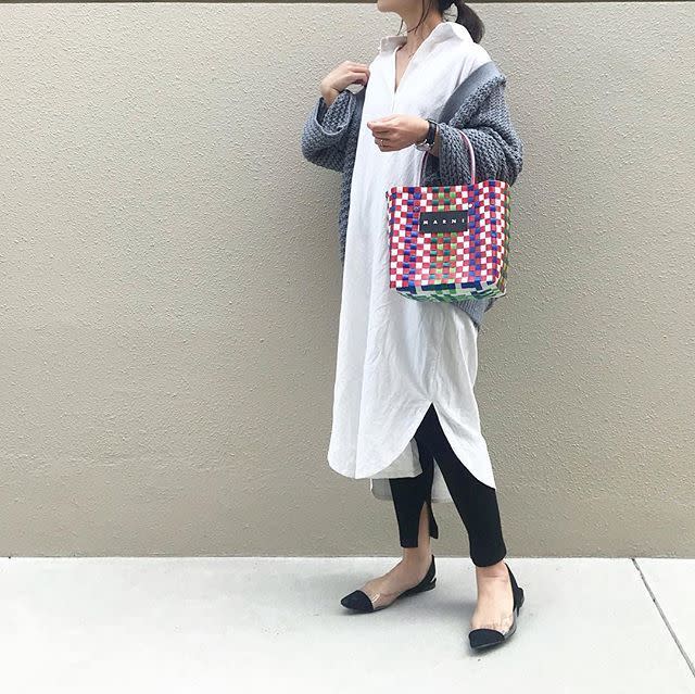 MARNI（マル二）のカゴバッグでモノトーンコーデに彩りON