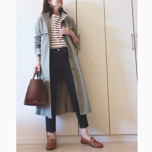 カーキはトレンチコートなどのスタンダードなアイテムで取り入れて
