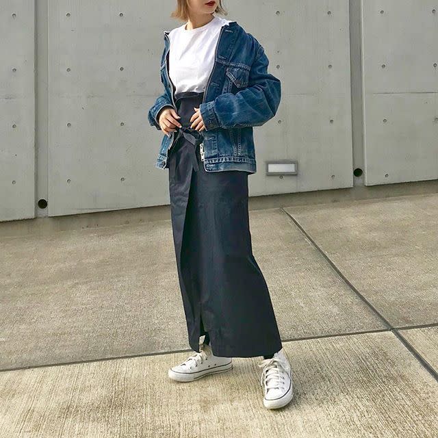 ウエストデザインを強調したおしゃれなパンツやスカートでシンプルなメリハリ