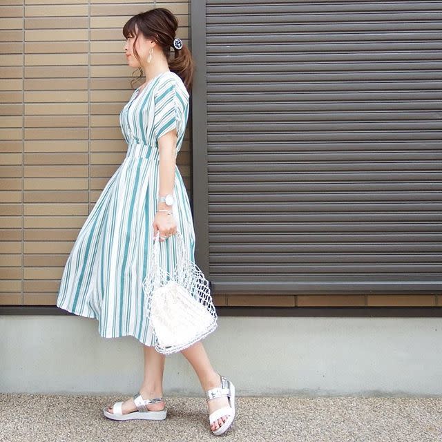 爽やかなストライプや花柄のカシュクールワンピースはデート服にも