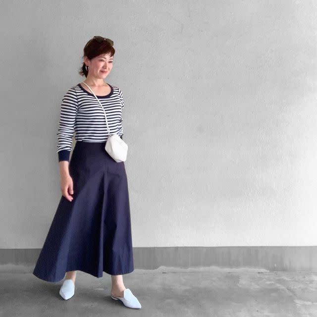 ダークカラーの服には「白ショルダーバッグ」を合わせる