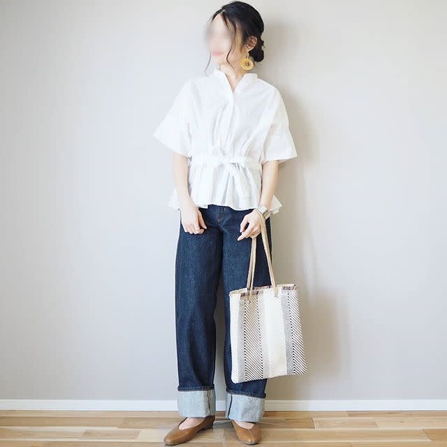 「ワイドデニムパンツ」にはハイウエスト＆ギャザーのペプラムトップス