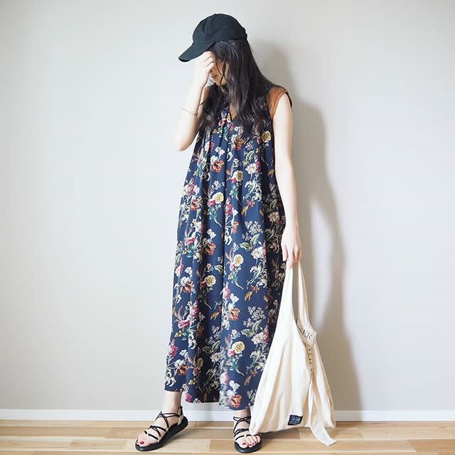 ブラック キャップ キャスケット X Natural Couture ナチュラルクチュール ベージュ トートバッグ X Kbf ケイビーエフ ネイビー ワイド ボタニカル ノースリーブ サロペット X Teva テバ サンダル ブラックのコーディネート マキシワンピース感覚で着こなし
