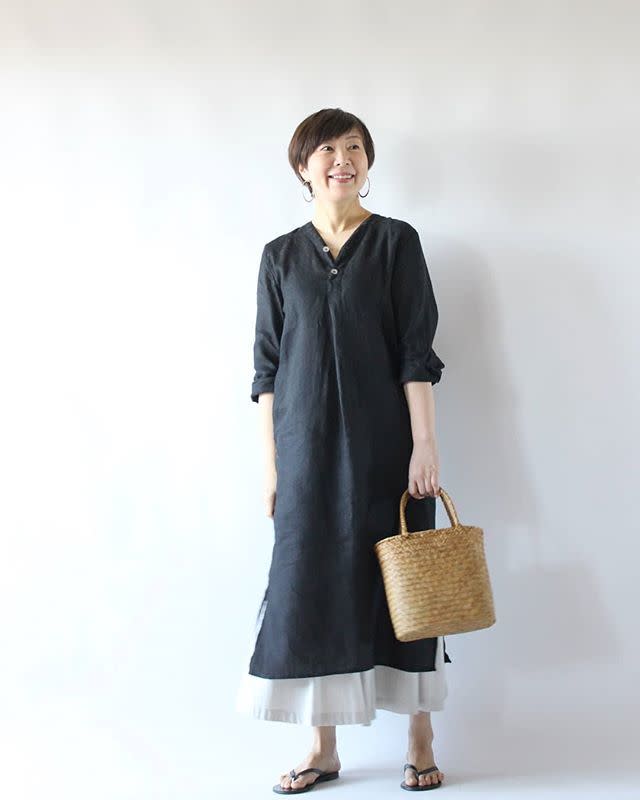 【50代の半端丈パンツコーデ】ワンピースと重ね着する