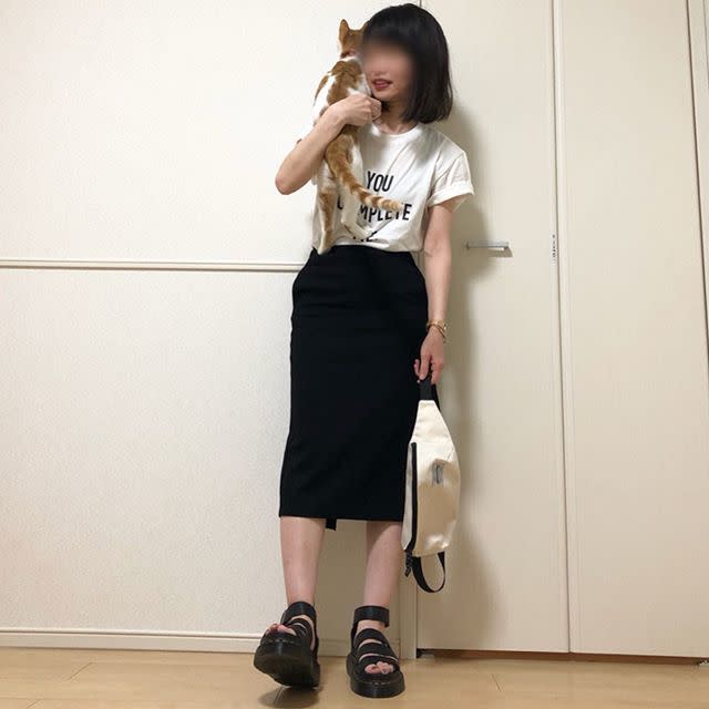 ロゴTシャツですっきり大人っぽいモノトーンカラーコーデ