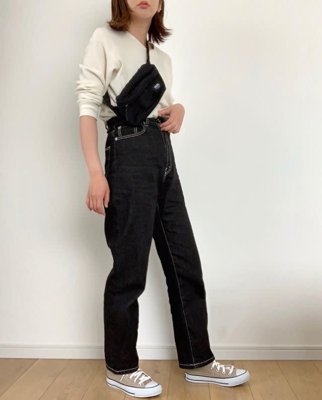 ワッフルトップス×ブラックデニムパンツで、大人が目指すこなれカジュアルを手に入れて