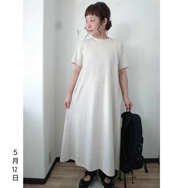 夏 カジュアル シンプル ナチュラル ゆるコーデで使えるブラック リュック X Gu ジーユー ワンピース ホワイト ロング Tシャツ X 夏 カジュアル シンプル ナチュラル ゆるコーデで使えるブラック リュック X Gu ジーユー ワンピース ホワイト ロング Tシャツ X
