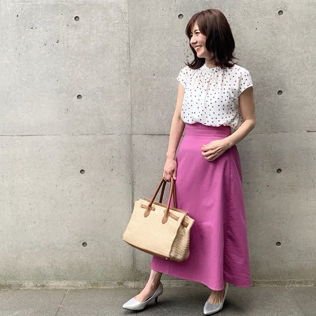 スカート合わせは広がり過ぎないシルエットで大人バランスに