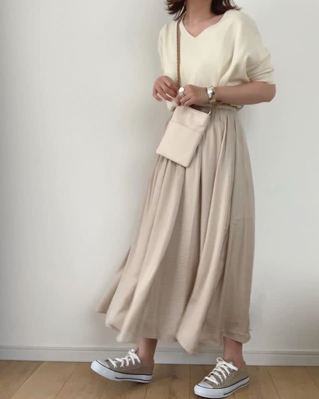 揺らぎスカートをオールベージュで仕上げればナチュラルな上品感♪