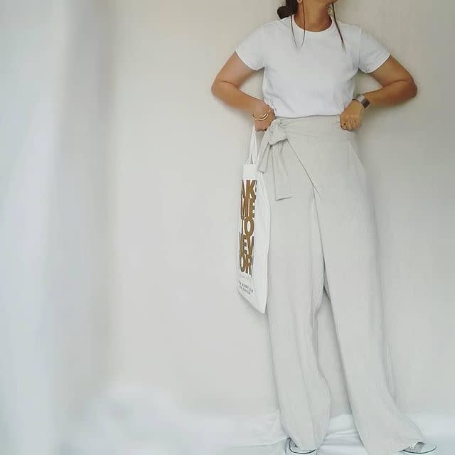 カシュクールデザインが目を引くワントーンコーデ！