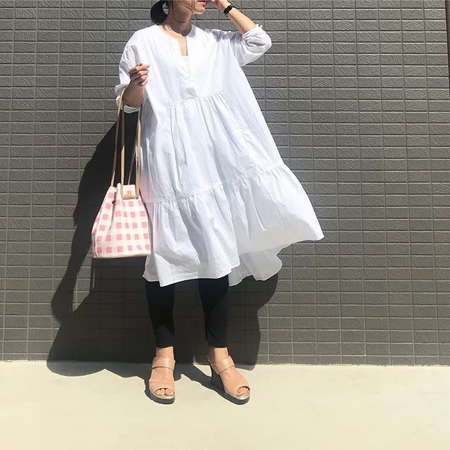 ホワイト ワンピース ティアード Zara ザラ X サンダル ベージュ ストラップ X She S Closet シーズクローゼット ピンク ギンガムチェック 巾着バッグ X She S Closet シーズクローゼット ブラック レギンスのコーディネート ピンクのギンガムはバッグに落とし