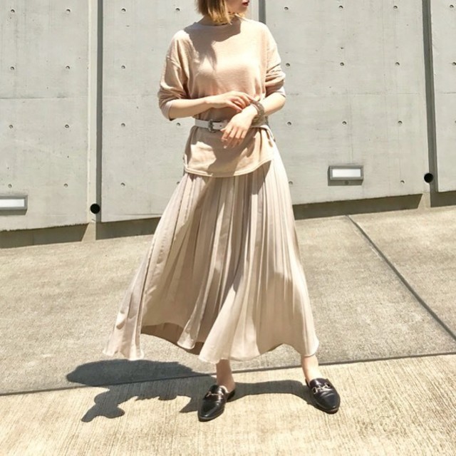 カジュアルなゆるトップスにきれいめスカートの大人ベージュコーデ