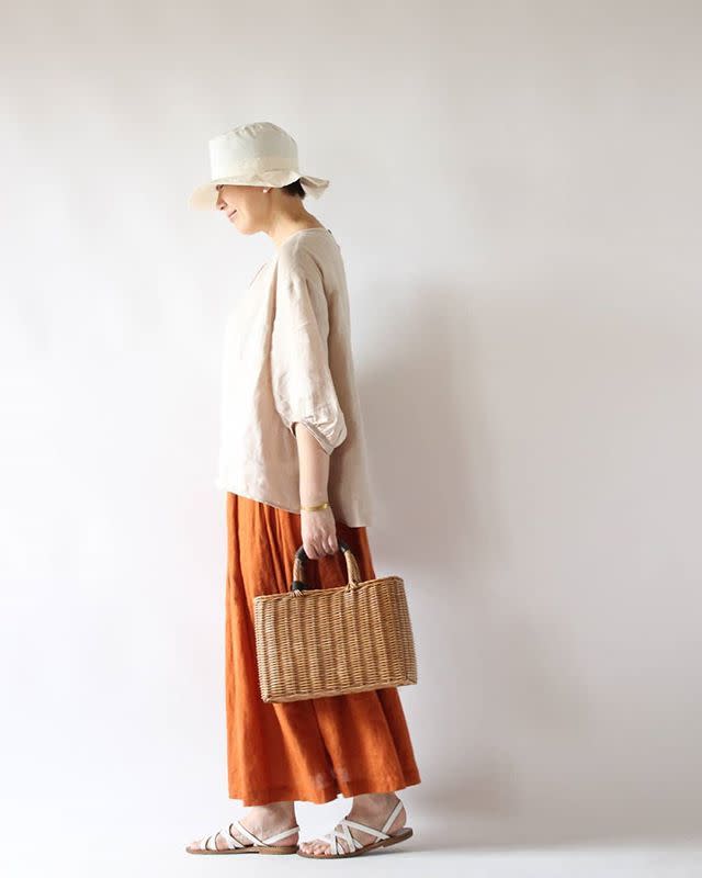 ベージュ服×きれい色の服