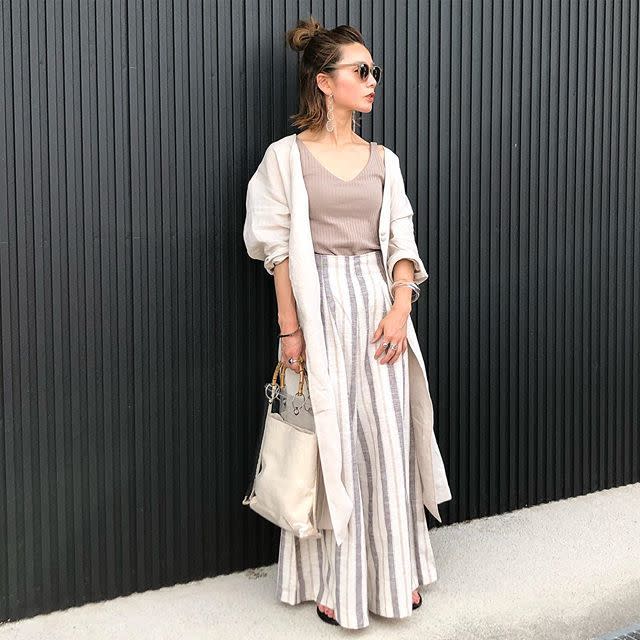 さらりと羽織れる「リネンのガウンコート」