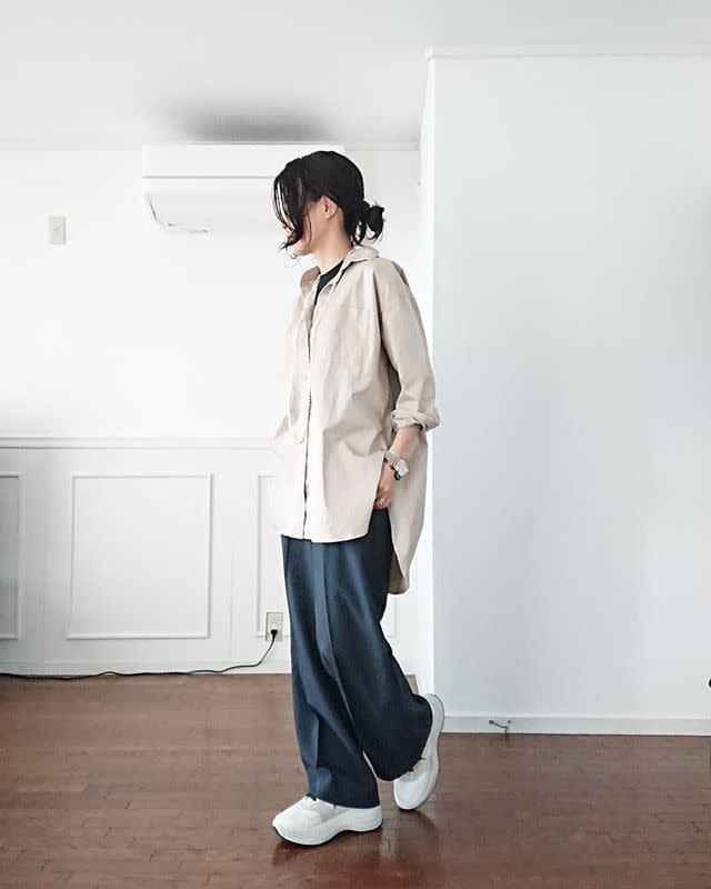大人女性にもおすすめ！ ベージュのオーバーサイズシャツをさらりとシンプルに