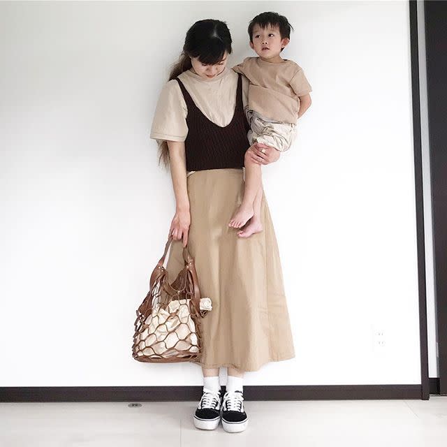 柔らかいニットベストで優しい印象に