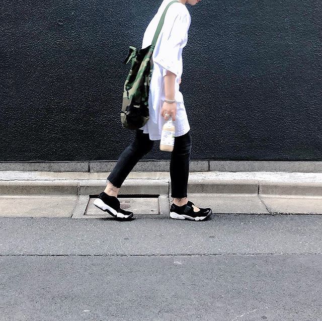 カジュアルな白のロングTシャツですっきりスポーティに