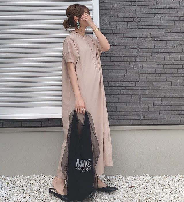 ベージュやブラウンのオーバーサイズワンピースでこなれコーデ