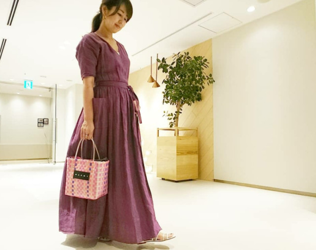 くすみピンクのワンピースは、大人シルエットでバランスを取る