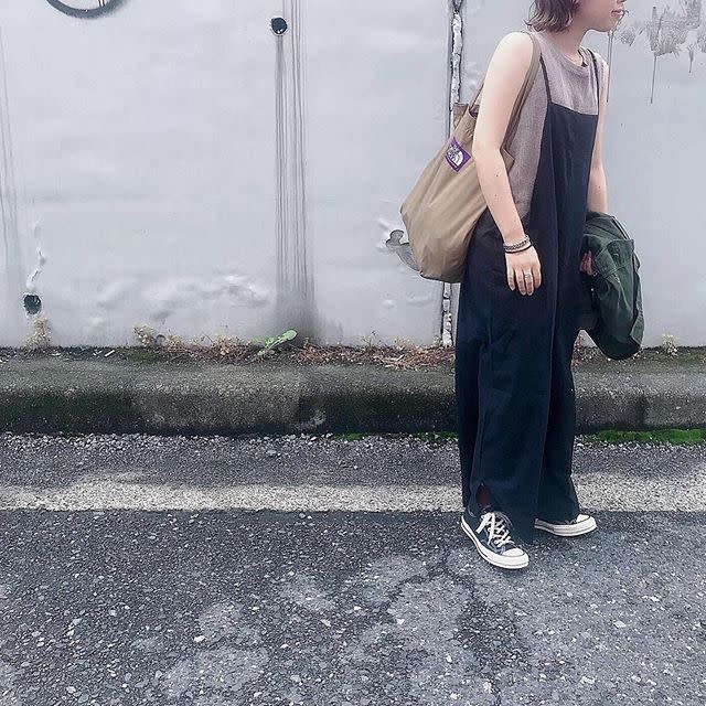 ゆるっと細いショルダーストラップのサロペットでこなれ感を演出