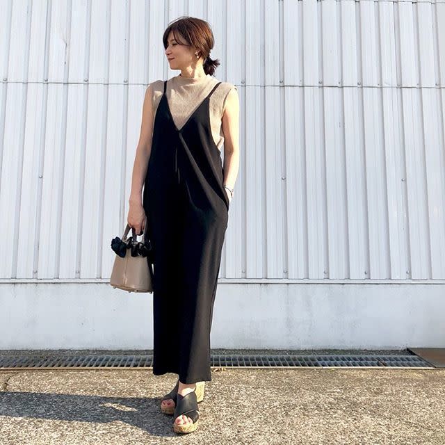 落ち感素材のキャミソールみたいなサロペットで着痩せ見えも