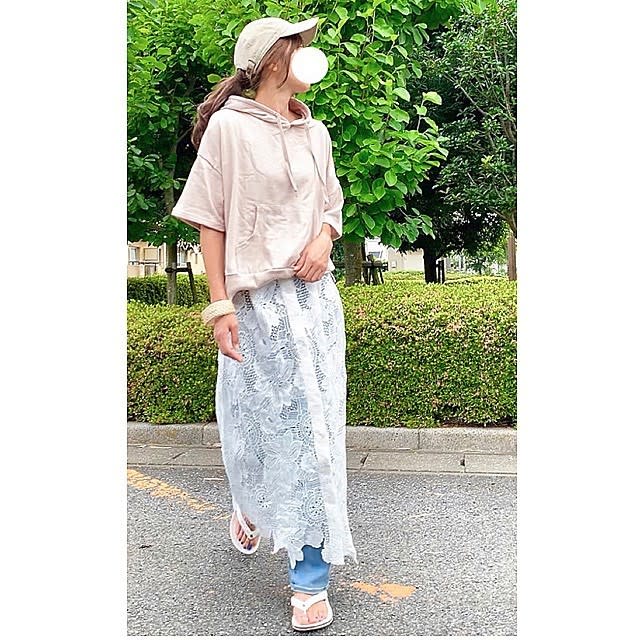 ベージュの半袖パーカーでゆるっとナチュラルなカジュアルコーデ