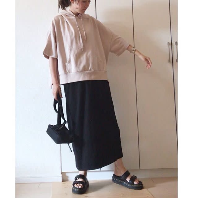 ブラック ウエストバッグ X Chaco Closet チャコクローゼット ベージュ 五分袖 パーカー X Lipstar リップスター スカート ブラック ロング タイト X Dr Martens ドクターマーチン ブラック サンダルのコーディネート ベージュの半袖パーカーでゆるっと