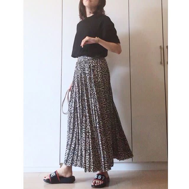 ブラックTシャツ×レオパード柄ボトムスで辛口秋コーデ