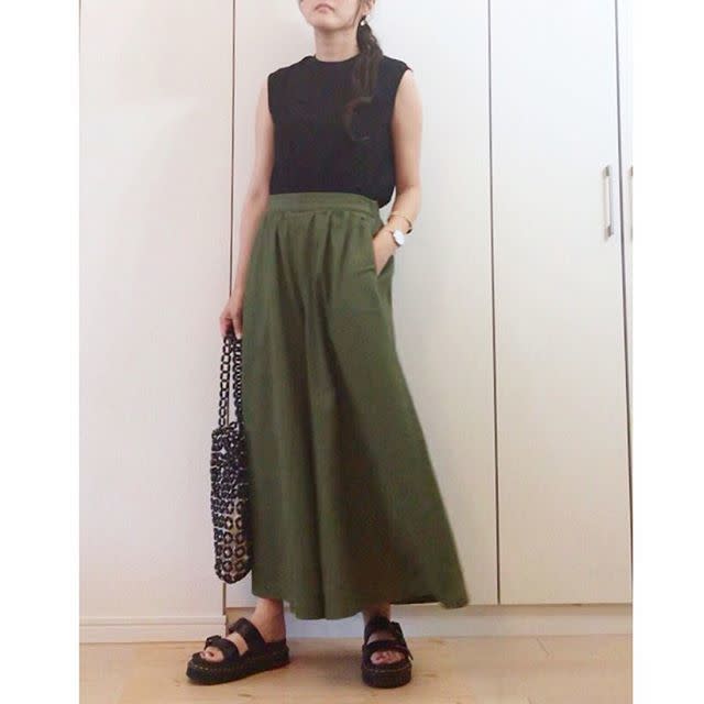 カーキのパンツ×黒のノースリーブトップスでシンプルに