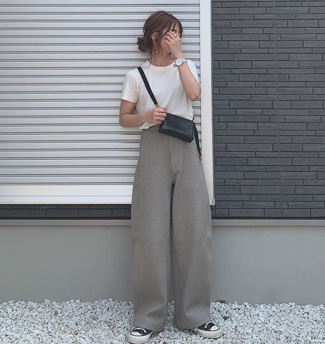 “カービーパンツ”にウエストインで白Tシャツをレディにメイク