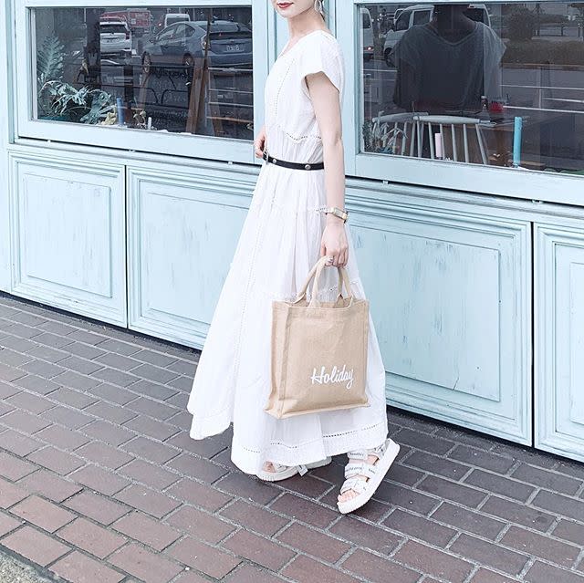 ゆるっと可愛いレースの白ワンピースで爽やかに