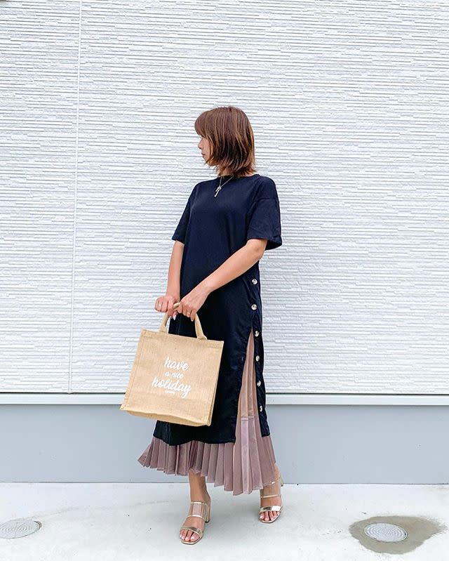 「レイヤードスタイル」にはクリアサンダルを合わせて軽快に