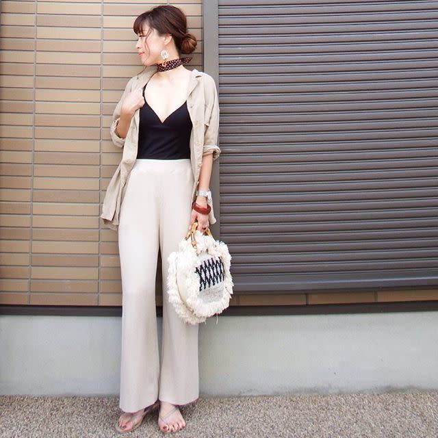 モノトーンコーデには、秋色小物を足して季節感を