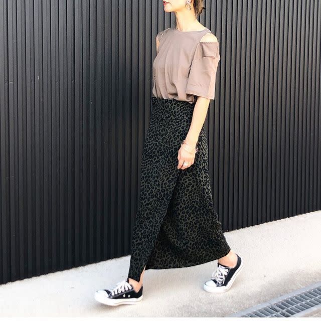 【40代のベージュTシャツコーデ2】肌見せデザインのTシャツを選ぶ