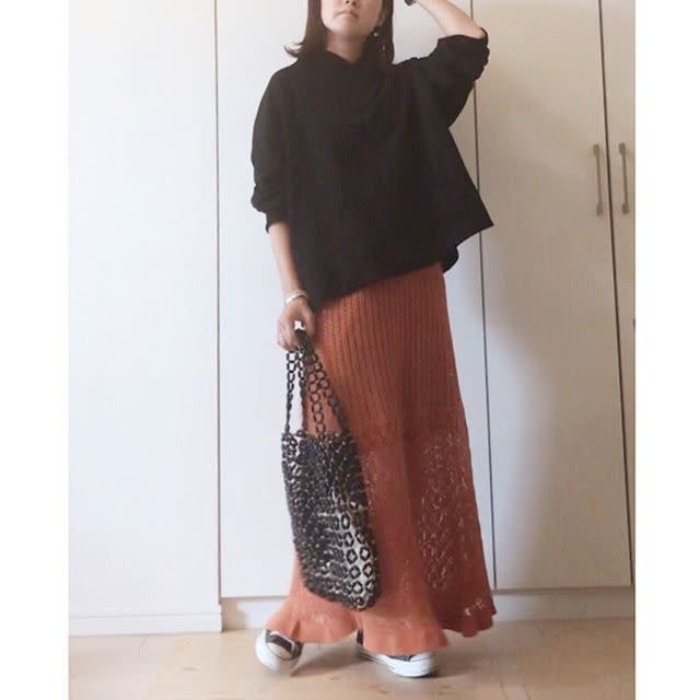 差し色がポイント！ こなれ感たっぷりの大人カジュアルなパーカーコーデ