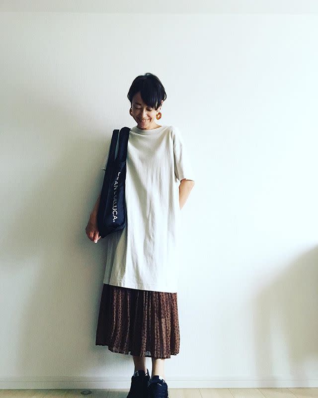 Tシャツワンピースは「プリーツパンツ・プリーツスカート」と重ね着