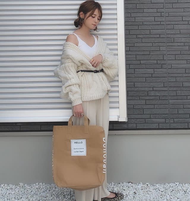 カジュアル シンプル ナチュラル ワントーンコーデ ゆるカジで使えるカーディガン ホワイト ニット ケーブル ボリューム Lian リアン カジュアル シンプル ナチュラル ワントーンコーデ ゆるカジで使えるカーディガン ホワイト ニット ケーブル ボリューム Lian リアン