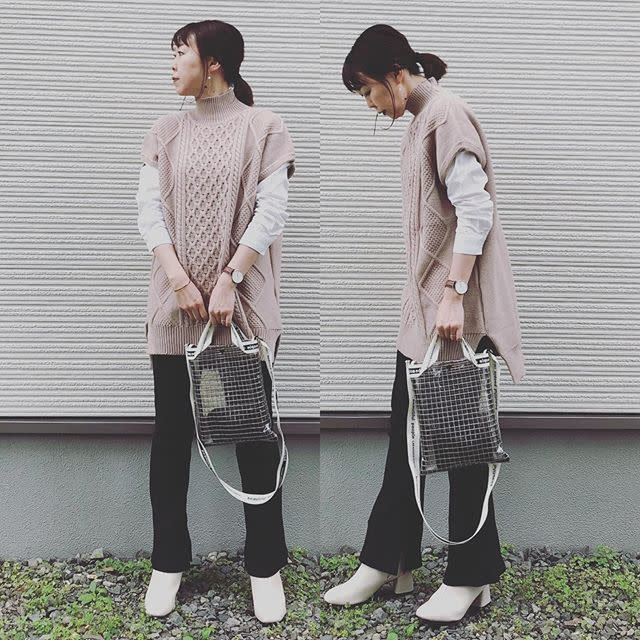 ハイネックのニットベストに白のロングTシャツでおしゃれなカジュアルに