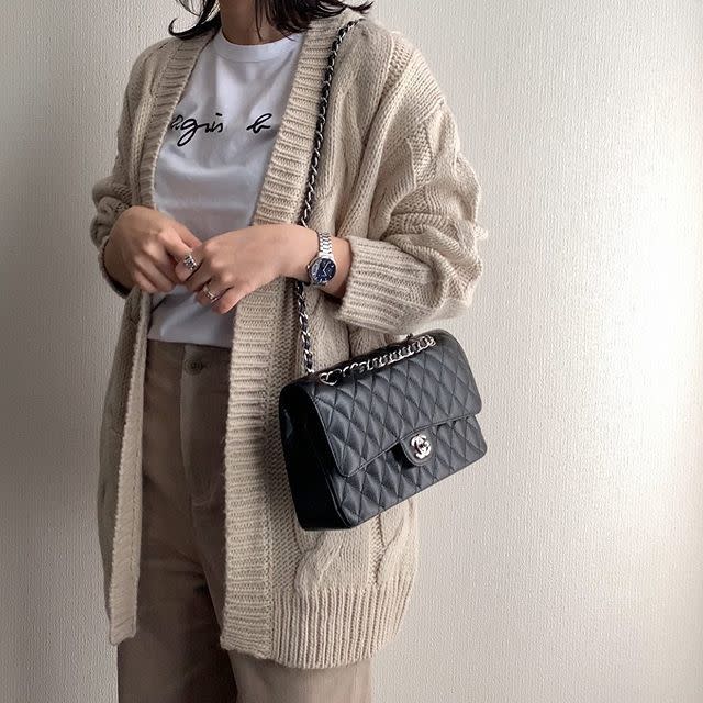 インナー使いでこなれる「アニエスベーのロゴTシャツ」