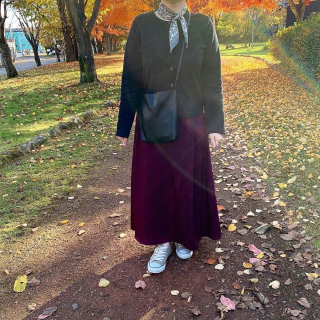 【1】シンプル服にこそ「首元スカーフ」を合わせたい
