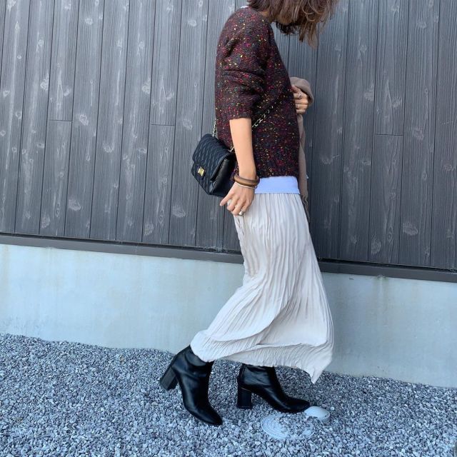 やわらかスカートに黒いショートブーツを合わせてシーズンMIXに