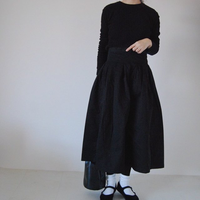 やわらかフェミニンな”ブラックオンブラック”をつくるロングスカート♡