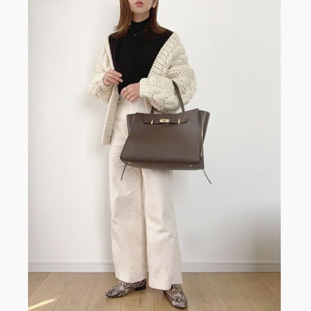 「カジュアルなパンツ」でパイソン柄のインパクトを抑えて