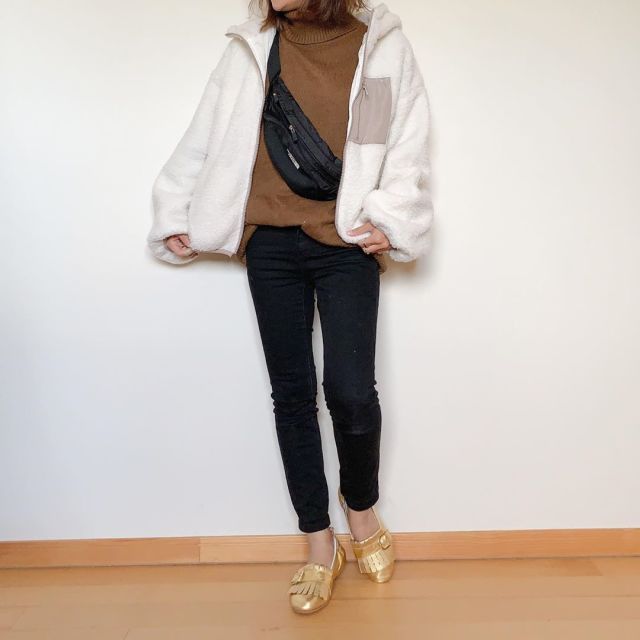 カジュアルなパンツに合わせてこなれ感たっぷりに