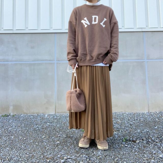 スウェットは「ロゴ入り」が旬