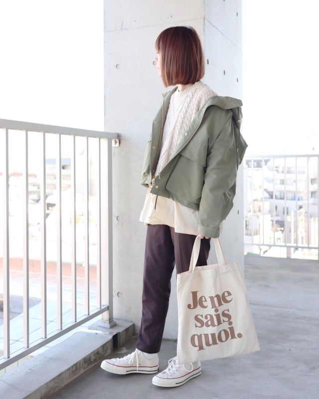 【パーカーの重ね着コーデ2】厚手スウェット・ニット