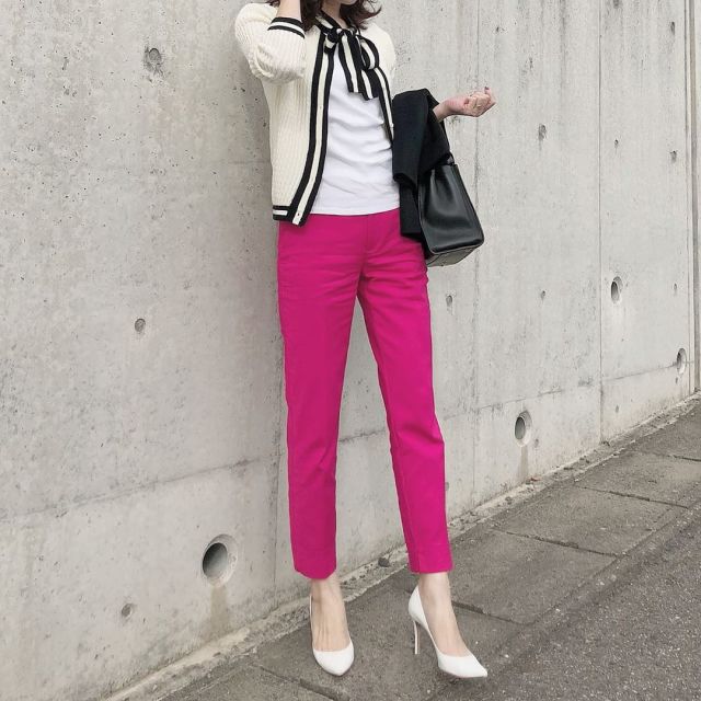 キレイ色パンツ×きれいめパンプスで女性らしく
