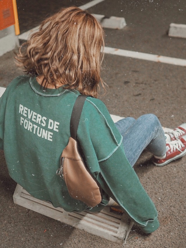 瑞々しいブライトグリーンのロゴスウェットでカジュアルコーデ